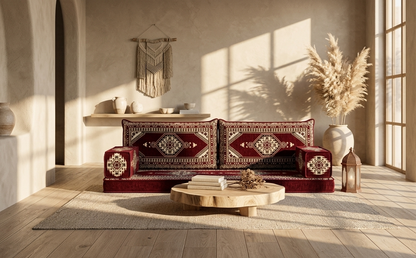Roter Majlis-Home Royal Sofa mit geometrischem Muster, Stoffbezug, in einem stilvollen Wohnzimmer mit natürlichem Licht.