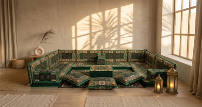 Dekorativer Brocade-Vorhang von Majlis-Home mit eleganten Mustern und kräftigen Farben, ideal für stilvolle Wohnräume.