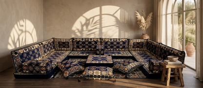 Brocade-Muster auf hochwertigem Stoff, Majlis-Home Design, detailreiche Textur in eleganter, traditioneller Webtechnik