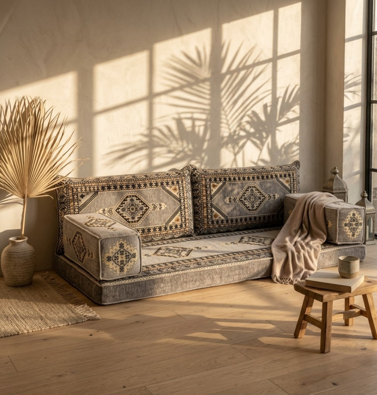 Elegantes Majlis-Home Royal Design mit detaillierten Mustern und feiner Handwerkskunst, auf hellem Hintergrund sichtbar