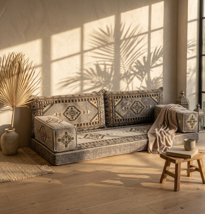 Elegantes Majlis-Home Royal Design mit detaillierten Mustern und feiner Handwerkskunst, auf hellem Hintergrund sichtbar