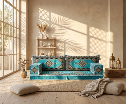 Majlis-Home ROYAL Design, stilvolle Dekoration mit eleganten Mustern auf hellem Hintergrund, detailreiche textile Gestaltung