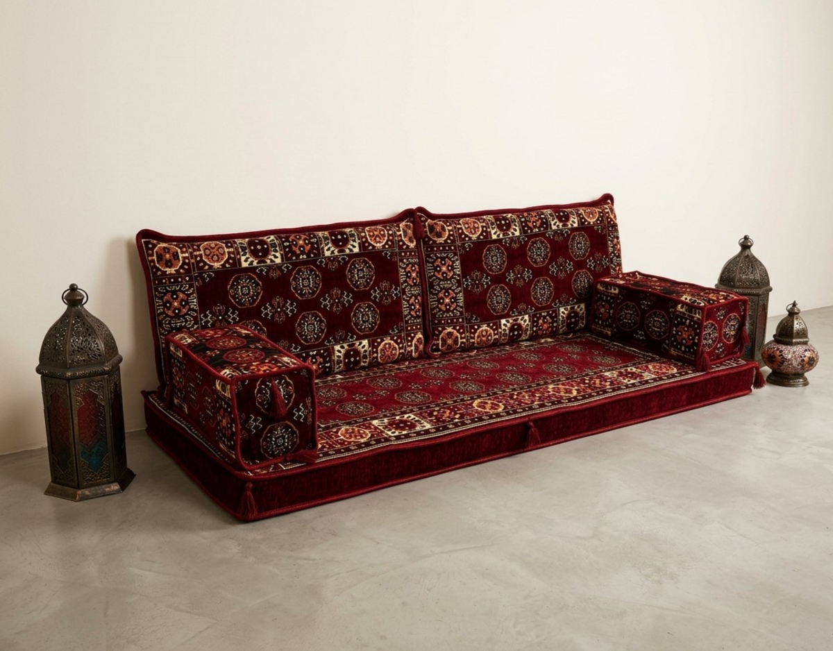 Brocade Stoffmuster von Majlis-Home mit eleganten goldenen und blauen Designs auf hellblauem Hintergrund