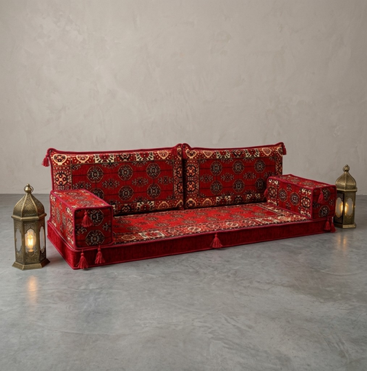 Brocade-Muster auf einem eleganten Stoff von Majlis-Home, detailreiche Textur in warmen Farbtönen sichtbar