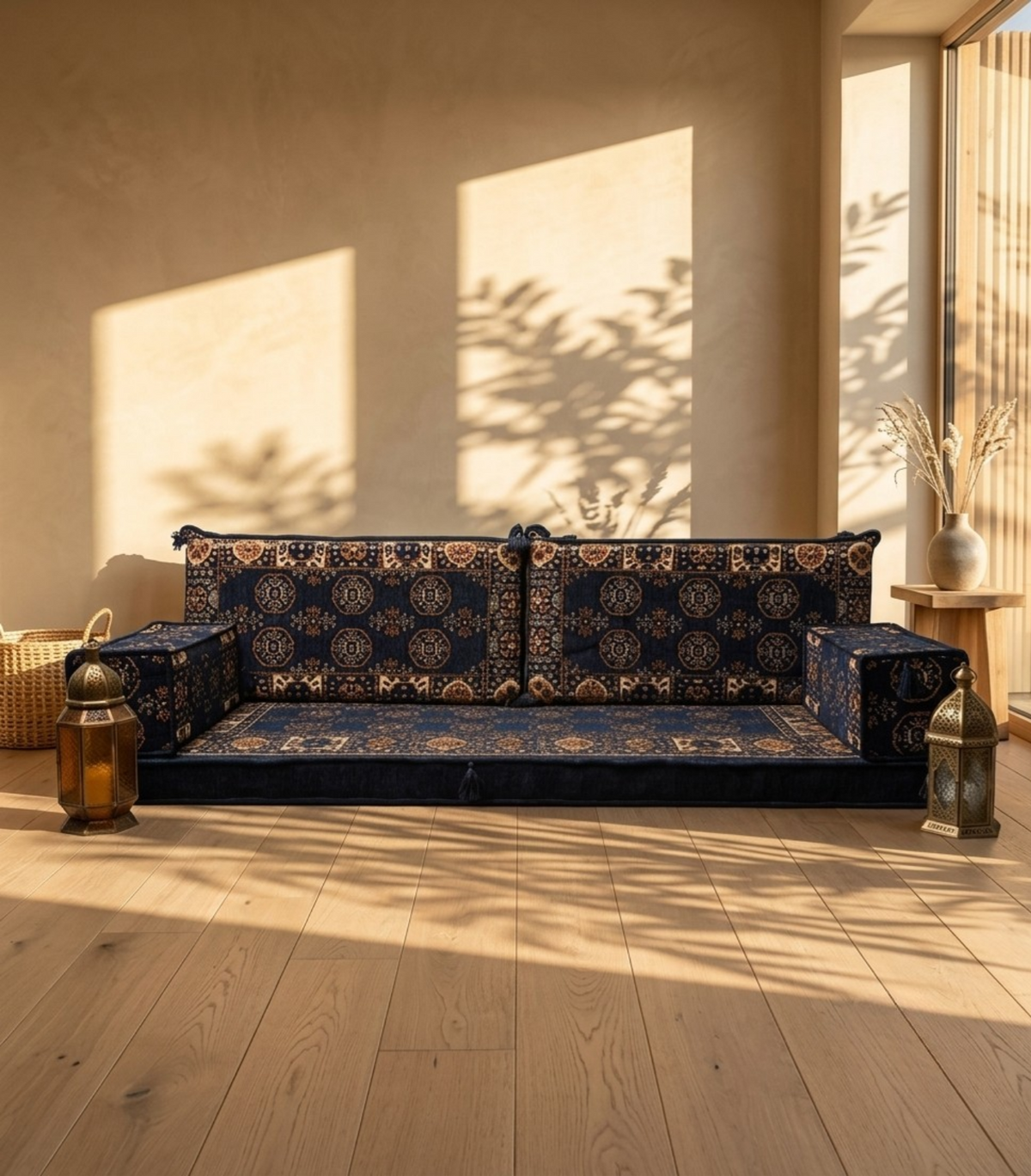 Brocade-Muster auf eleganter Majlis-Home Textil, detaillierte Nahaufnahme mit traditionellen Mustern und reichen Farben.