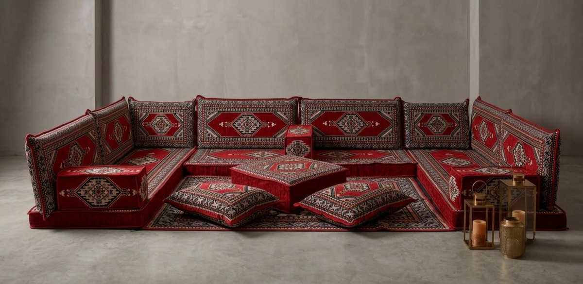 Majlis-Home Royal Teppich mit traditionellem Muster in warmen Farbtönen, detailreiche Textur und weiches Material sichtbar.