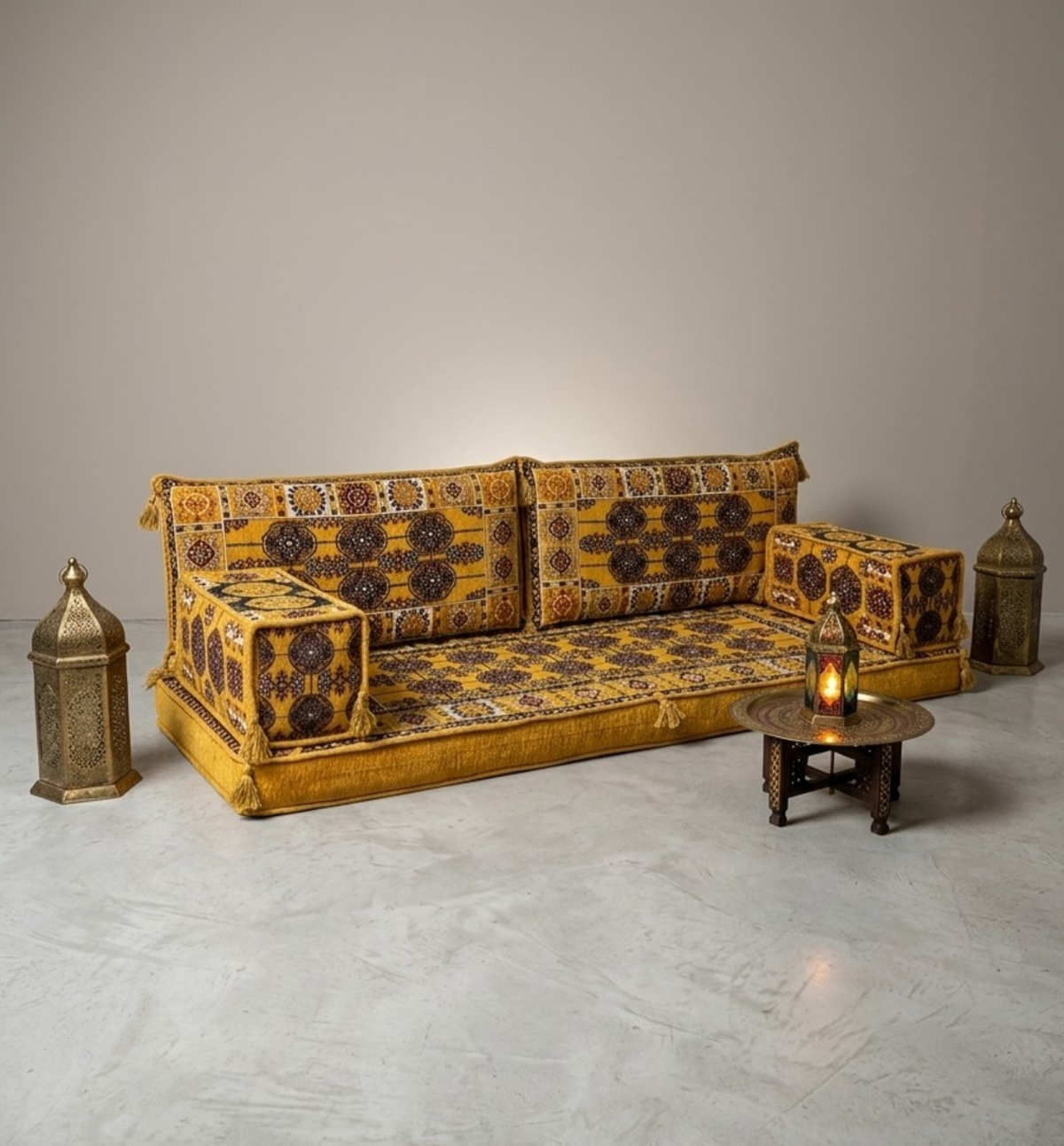 Majlis-Home Brocade Stoffmuster mit detailliertem floralen Design auf hellblauem Hintergrund, Nahaufnahme des Textilmaterials